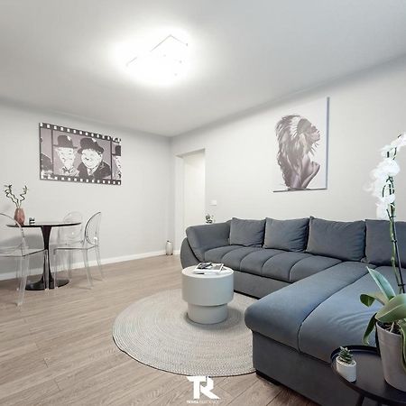 Appartamento Terra Suceava Esterno foto